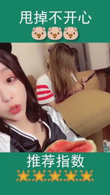 闺蜜甜蜜吃瓜,共享甜蜜瞬间