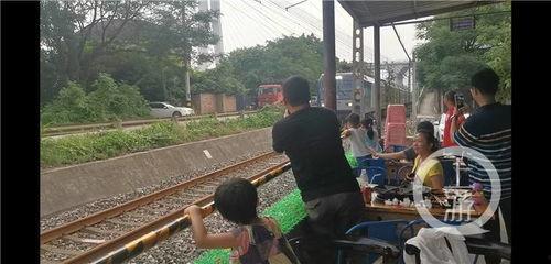 火车现场路人吃瓜