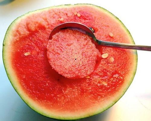 二七塔吃瓜,见证历史变迁的街头风景