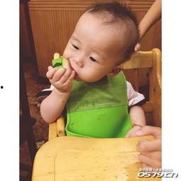 儿童拍照吃瓜,小拍客的吃瓜瞬间