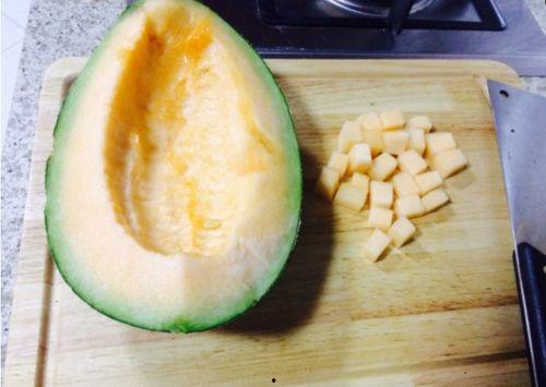 小兔吃哈密瓜,甜蜜滋味与成长故事