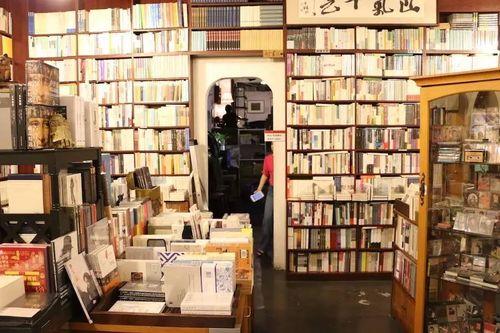 诗歌年华书店吃瓜,年华书店里的温馨时光